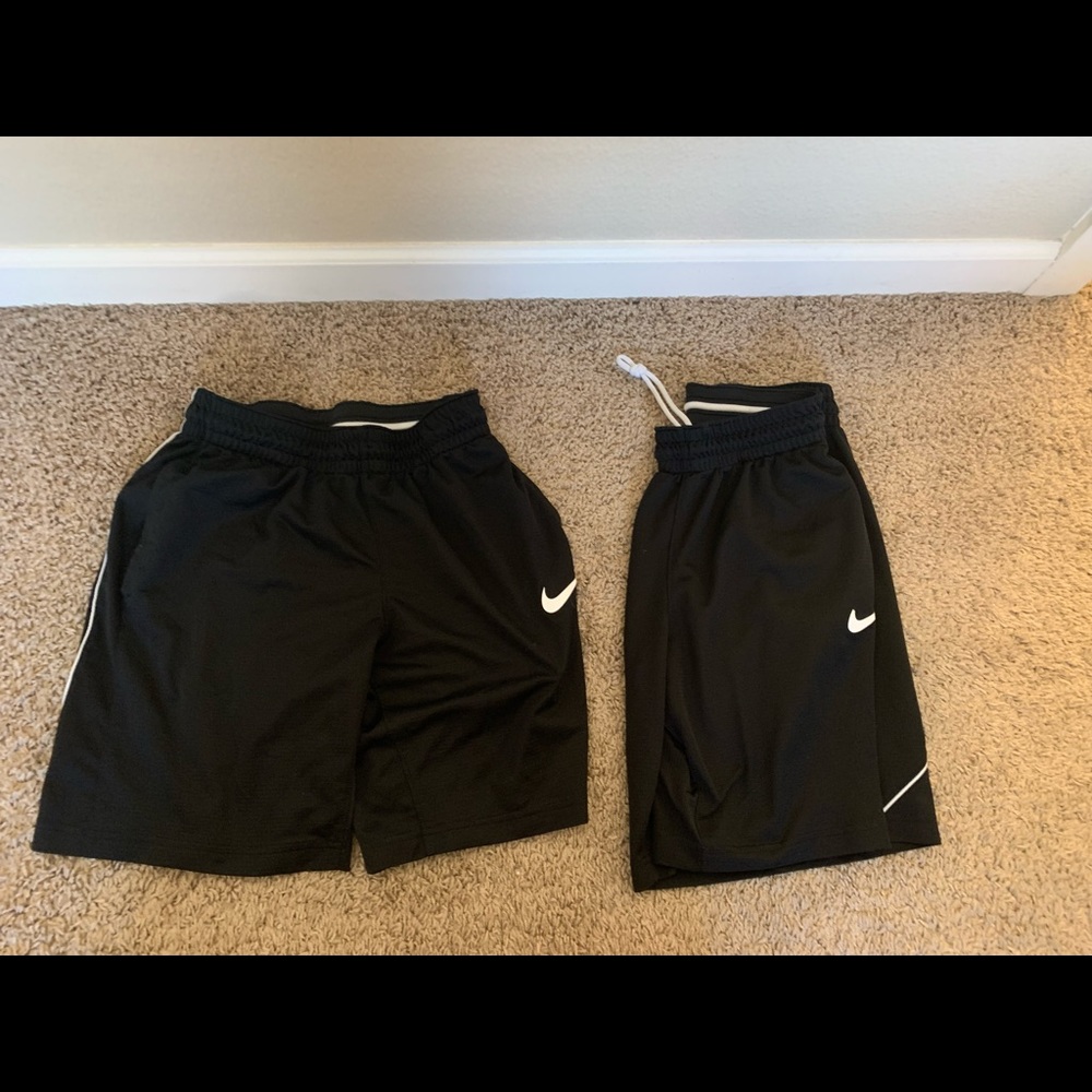 Bundle two black and white basketball shorts Nike.